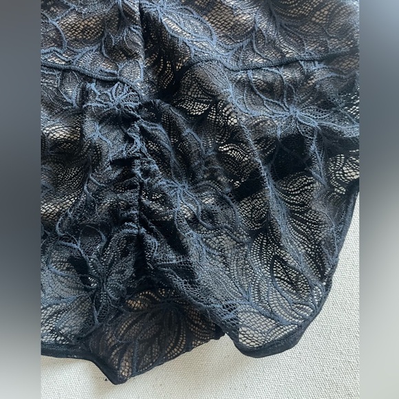 🆕Leonisa Lace Contour Shaping Lace Bodysuit with Underwire Fabric Cups Size S - Picture 14 of 14